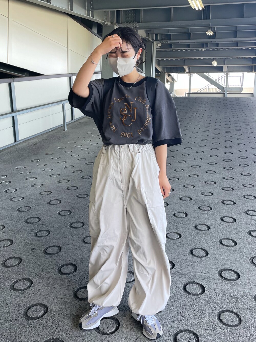 「オトナカジュアル、夏、夏コーデ、パンツコーデ、おしゃれさんと繋がりたい、カーゴパンツ、リンガーTシャツ」｜「CPCMのピグメントミニ裏毛刺繍半袖スウェット（Tシャツ/カットソー、グレー系）」を使った、Nanasaさん（レディース・155cm）の春コーディネートの1枚目の写真