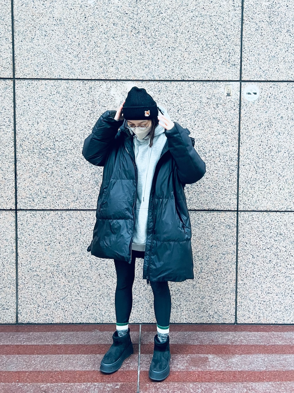 「冬を彩る色いろコーデ、今日のコーデ、オトナ女子、シンプル、ootd、大人カジュアル、大人女子、MAISON KITSUNE、UGG、beanie」｜「Maison KitsuneのFOX HEAD PATCH RIBBED HAT（ニットキャップ/ビーニー、ブラック系）」を使った、Angie Chengさん（レディース・159cm）の冬コーディネートの1枚目の写真