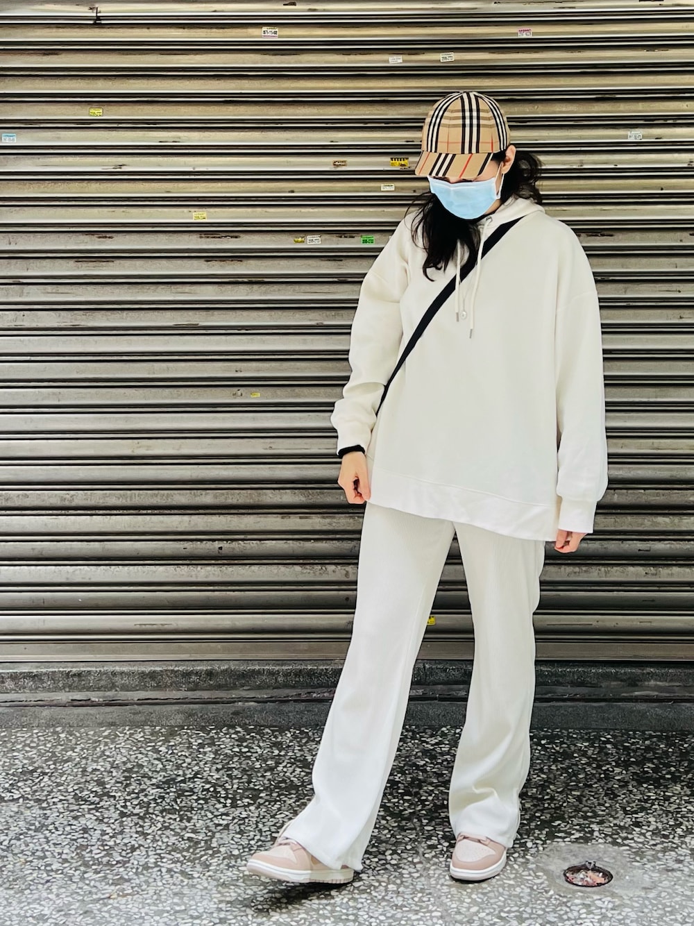 「春色、大人女子、ootd、オトナ女子、低身長、outfit、白、Burberry London」｜「BURBERRYのBURBERRY バーバリー TBロゴ ヴィンテージチェック ベースボール キャップ（キャップ、ベージュ系）」を使った、Angie Chengさん（レディース・159cm）の春コーディネートの1枚目の写真