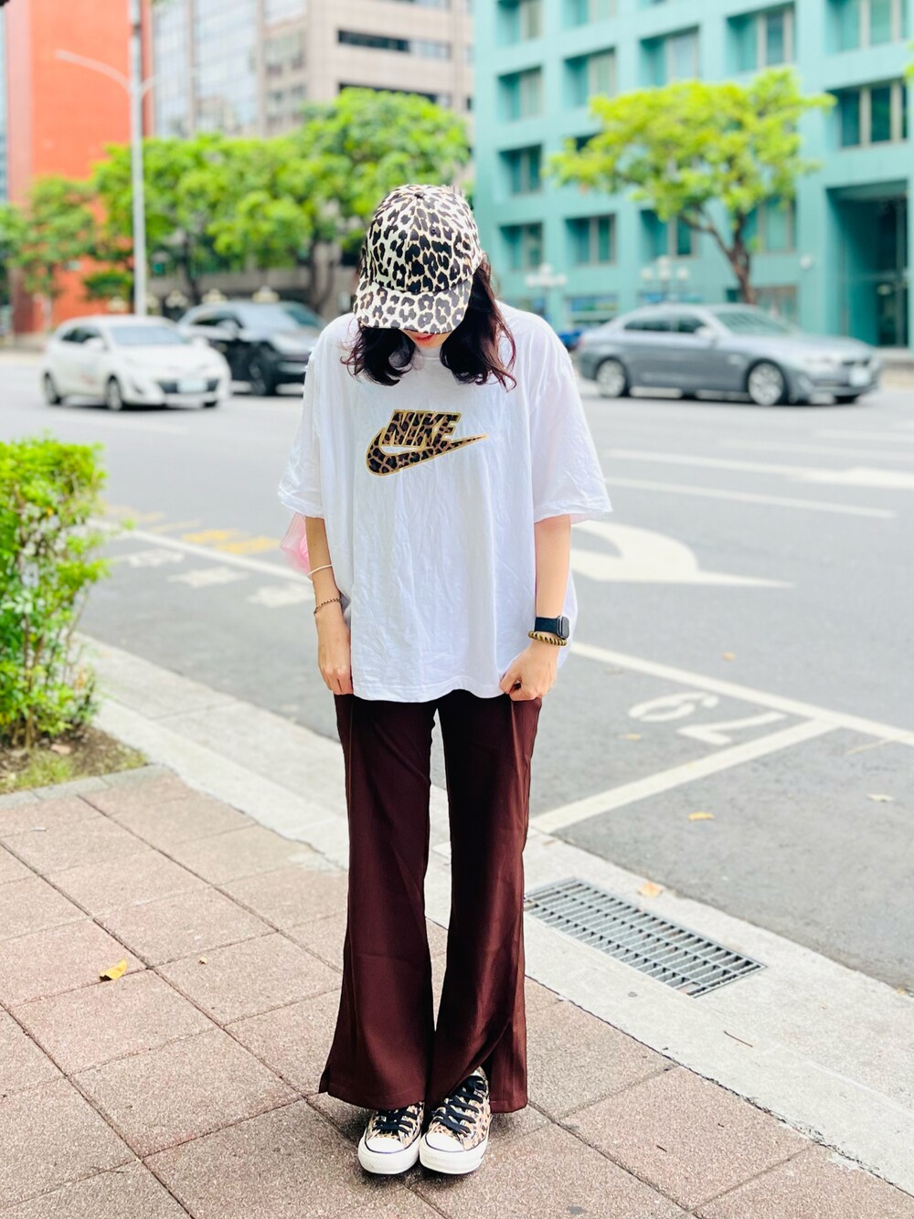 「ootd、夏、街頭穿搭、球鞋、休閒、日系極簡、豹紋」｜「NIKEのナイキ スポーツウェア ウィメンズ Tシャツ / NIKE（Tシャツ/カットソー、ホワイト系）」を使った、Angie Chengさん（レディース・159cm）の夏コーディネートの1枚目の写真