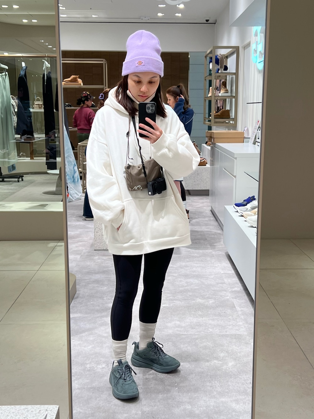 「大人ガーリー、ootd、オトナ女子、淡色女子、大人かわいい、UGG、beanie、スポーツmix」｜「Dickiesの【Dickies/ディッキーズ】ピスネームタグデザイン アクリル ワッチキャップ/ニット帽（ニットキャップ/ビーニー、パープル系）」を使った、Angie Chengさん（レディース・159cm）の冬コーディネートの1枚目の写真