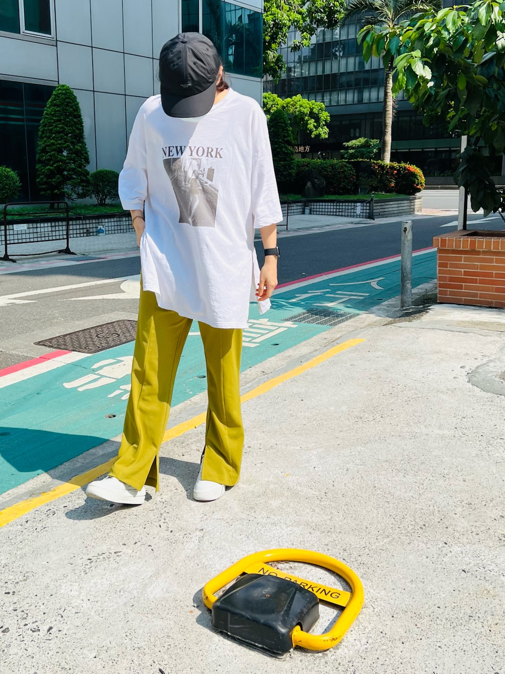 「ootd、夏、街頭穿搭、球鞋、休閒、日系極簡」｜「rag & boneのアイテム（キャップ、ブラック系）」を使った、Angie Chengさん（レディース・159cm）の夏コーディネートの1枚目の写真