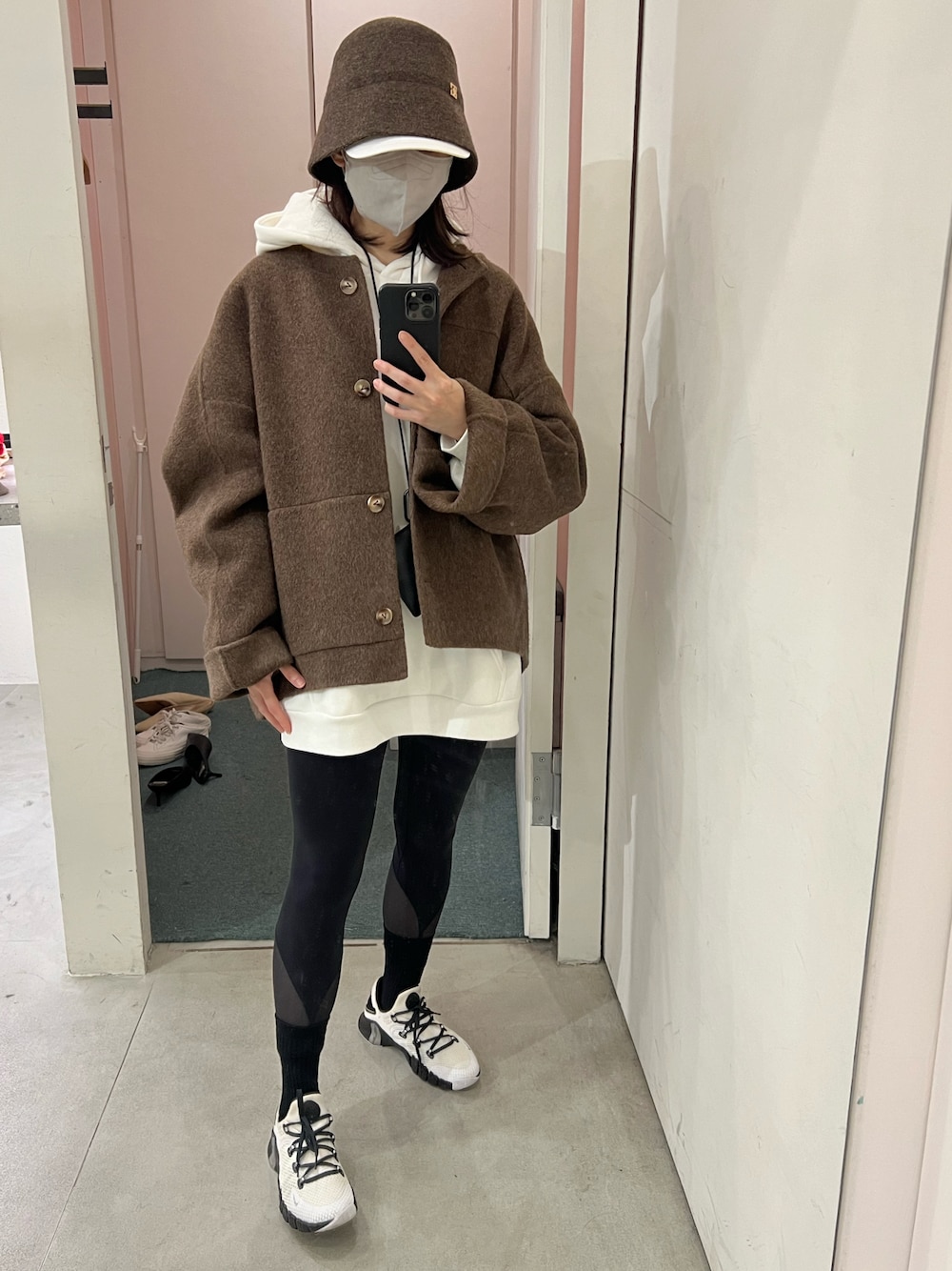 「大人かわいい、大人カジュアル、楽チンコーデ、今日のコーデ、低身長コーデ、大人女子、冬アウター、オトナカジュアル」｜「BEAUTY&YOUTH UNITED ARROWSの□S/UV バケット ハット（キャップ、ベージュ系）」を使った、Angie Chengさん（レディース・159cm）の冬コーディネートの1枚目の写真