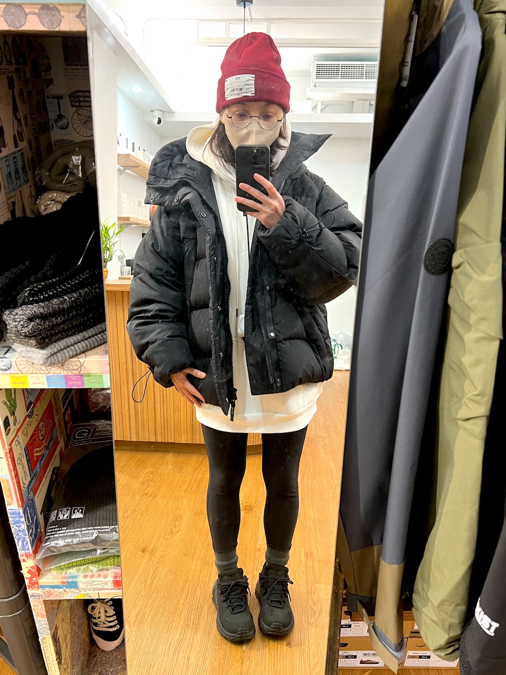 「大人コーデ、冬のコーデ、黒コーデ、シンプルスタイル、大人女子、厚底スニーカー、rotol、HOKAONEONE、Y-3」｜「Y-3のY-3 CLASSIC BEANIE（ニットキャップ/ビーニー、レッド系）」を使った、Angie Chengさん（レディース・159cm）の冬コーディネートの1枚目の写真