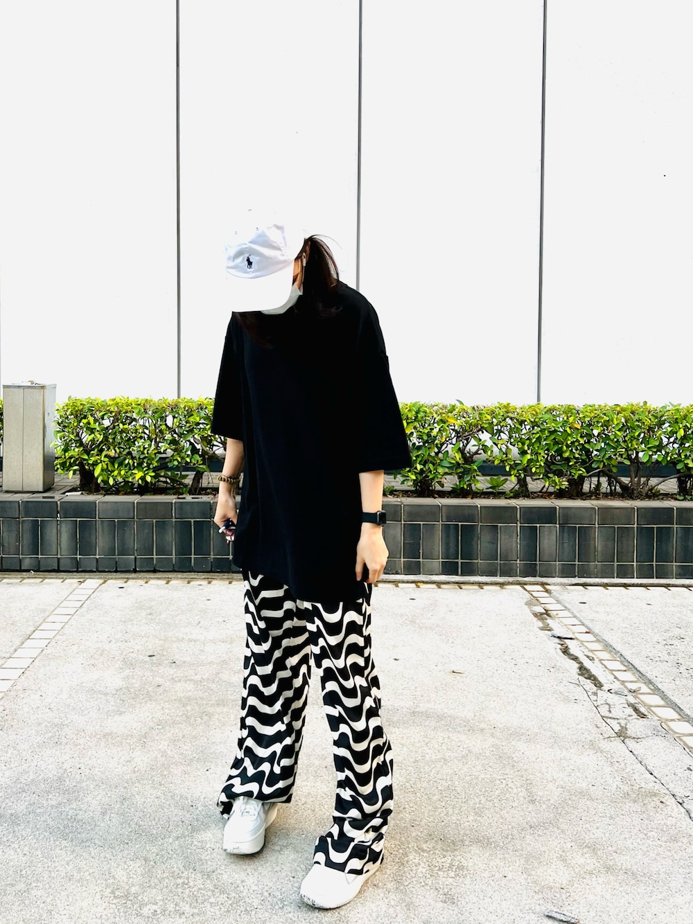 「ootd、夏、街頭穿搭、休閒、復古、日系極簡、oversize」｜「GLOBAL WORKのなめらかタッチチュニック/268734（Tシャツ/カットソー、ブラック系）」を使った、Angie Chengさん（レディース・159cm）の夏コーディネートの1枚目の写真