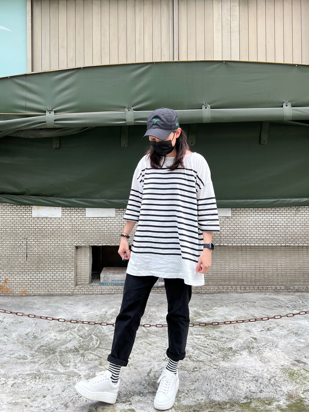 「ootd、夏、街頭穿搭、休閒、日系極簡」｜「coenのアイテム（Tシャツ/カットソー、ホワイト系）」を使った、Angie Chengさん（レディース・159cm）の春コーディネートの1枚目の写真