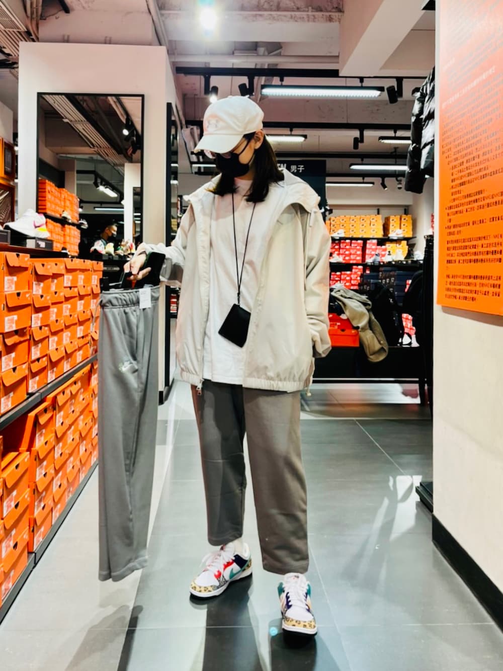 「ootd、街頭穿搭、休閒、運動搭配、鹽系風格」｜「GUのアイテム（Tシャツ/カットソー、ホワイト系）」を使った、Angie Chengさん（レディース・159cm）の春コーディネートの1枚目の写真
