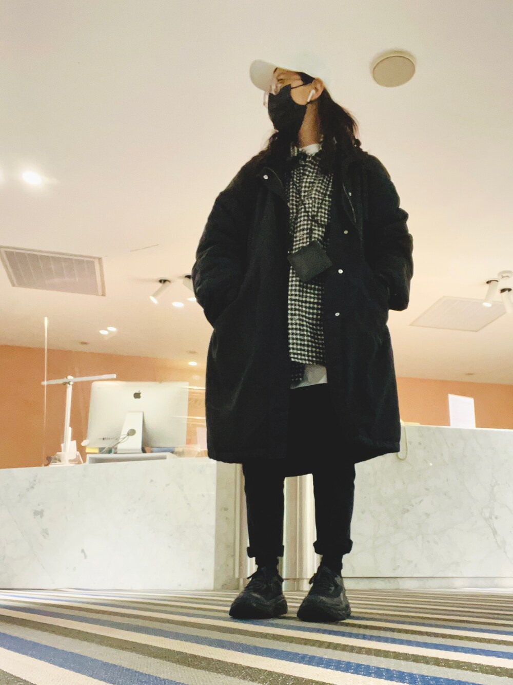 「ootd、街頭穿搭、球鞋、日系極簡、基礎款、男友風」｜「LACOSTEの【LACOSTE】Side Crocodile CAP（キャップ、ホワイト系）」を使った、Angie Chengさん（レディース・159cm）の冬コーディネートの1枚目の写真