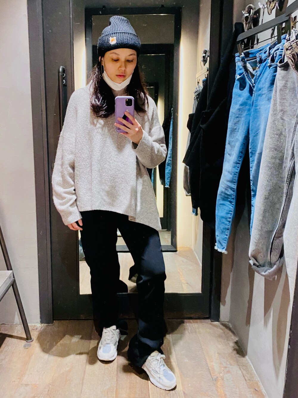 「ootd、休閒、国潮、冬天穿搭、毛衣、ALLSAINTS、MAISON KITSUNE」｜「Maison KitsuneのFOX HEAD PATCH RIBBED HAT（ニットキャップ/ビーニー、ブラック系）」を使った、Angie Chengさん（レディース・159cm）の秋コーディネートの1枚目の写真