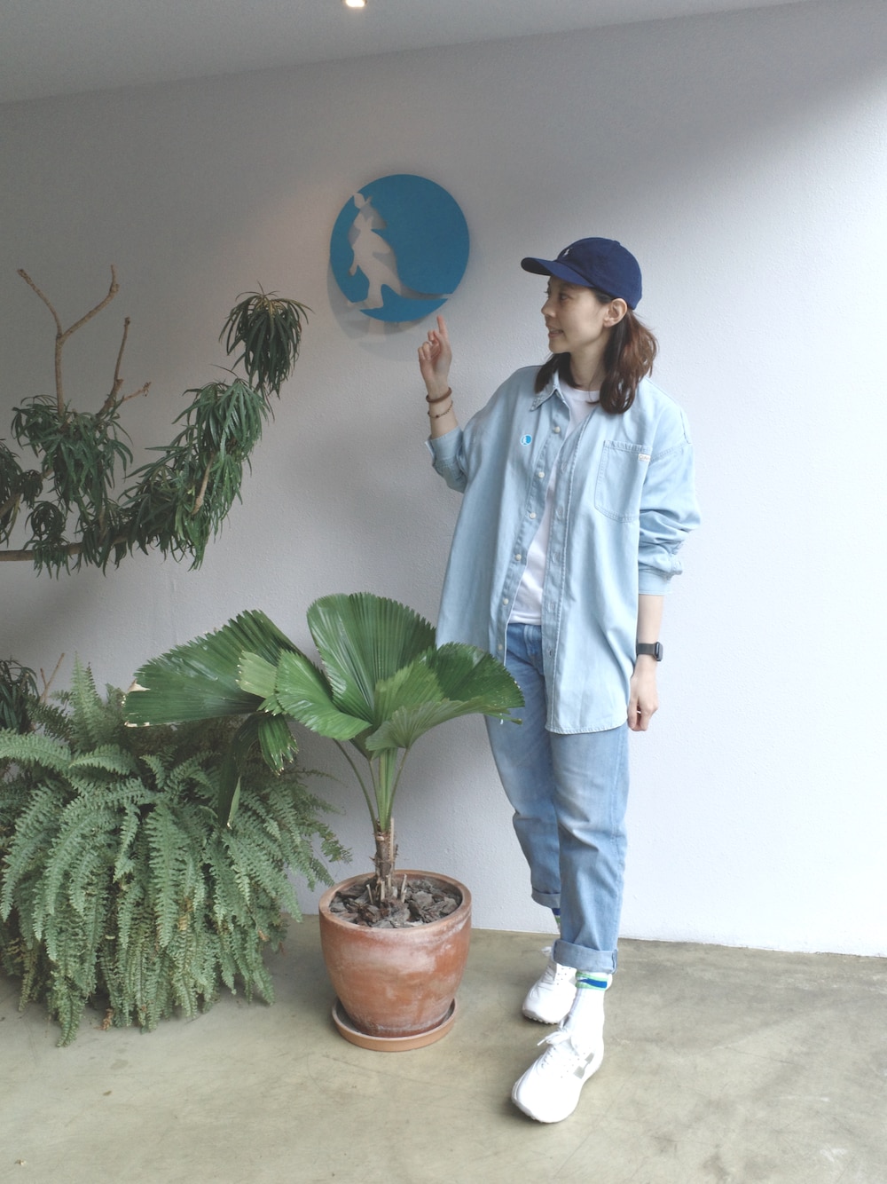 「ジンーズ、casual、jeans、夏服、skyblue、アメカジ」｜「45Rのライ麦デニムのクロスビー5（淡）（デニムパンツ、ブルー系）」を使った、Angie Chengさん（レディース・159cm）の夏コーディネートの1枚目の写真