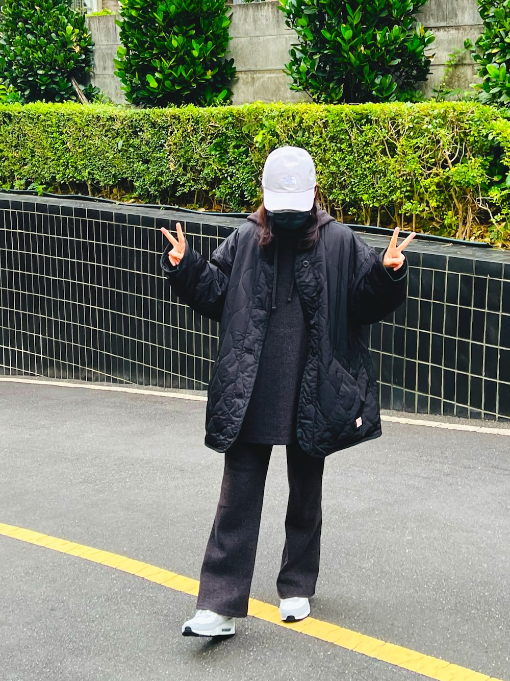 「休日スタイル、秋冬、大人女子、黒、秋のコーデ」｜「THE NORTH FACEの【THE NORTH FACE/ザノースフェイス】Norm Hat(ノームハット)（キャップ、グレー系）」を使った、Angie Chengさん（レディース・159cm）の冬コーディネートの1枚目の写真