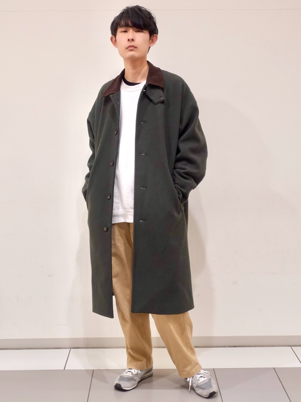 「冬を彩る色いろコーデ、メンズファッション、キレイめカジュアル、お洒落さんとつながりたい、冬コーデ、スニーカーコーデ、シンプルコーデ、コート、GU、RAGEBLUE、UNIQLO」｜「RAGEBLUEのメリノウール/ステンカラーコート（ステンカラーコート、グリーン系）」を使った、たつきさん（メンズ・176cm）の冬コーディネートの1枚目の写真