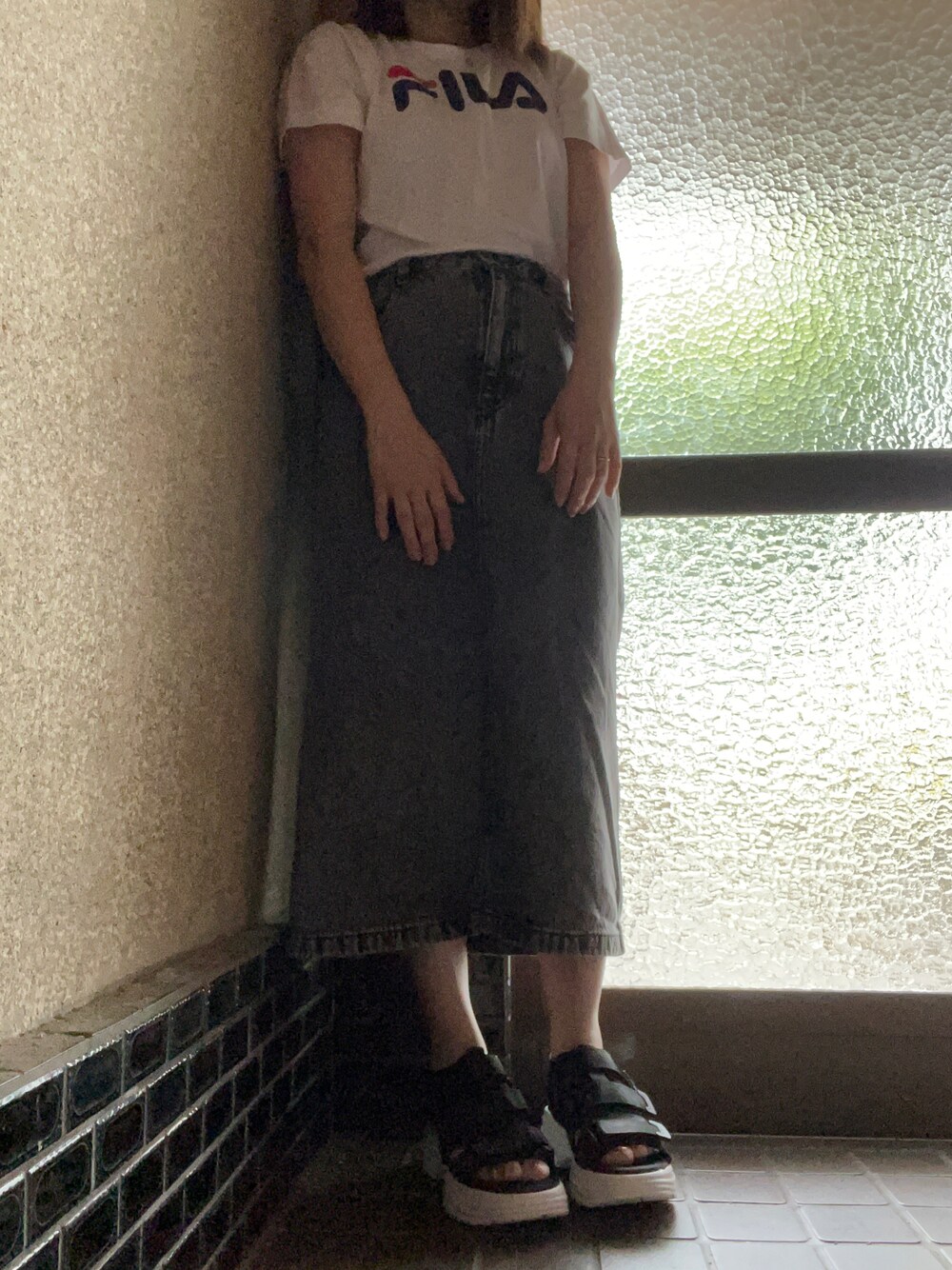 ホワイト系のTシャツ/カットソー、グレー系のデニムスカート、ブラック系のサンダルを着用したレディースの夏コーディネートの1枚目の写真