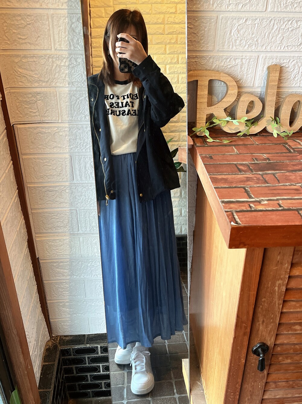 「今日のコーデ、春服、オトナ女子、スニーカーコーデ、ファッションを楽しもう、春服コーデ、春ファッション、大人コーデ、ママファッション、大人可愛い、ブルーコーデ、ブルー x ホワイト、いいね、save、フォローお願いします🤑」｜「INGNIのアイテム（Tシャツ/カットソー、ホワイト系）」を使った、HITOMI61さん（レディース・157cm）の冬コーディネートの1枚目の写真