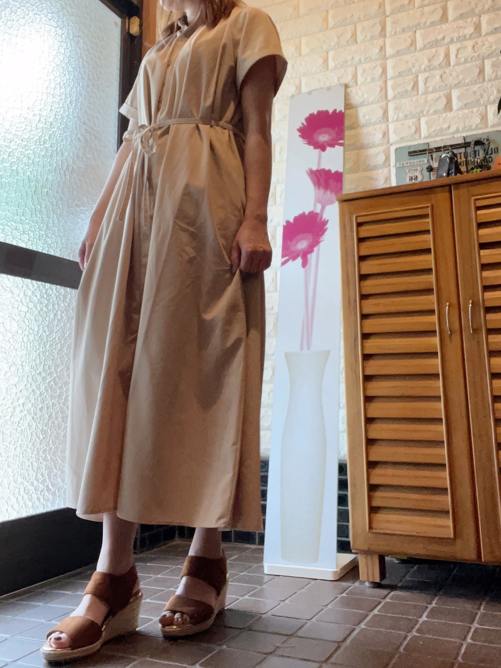 「今日のコーデ、ワンピース、バンドカラーシャツワンピース、GU、GUコーデ、GUワンピース、夏はワンピース、キレイめ、キレイめコーデ」｜「GUのアイテム（シャツワンピース、ベージュ系）」を使った、HITOMI61さん（レディース・157cm）の夏コーディネートの1枚目の写真