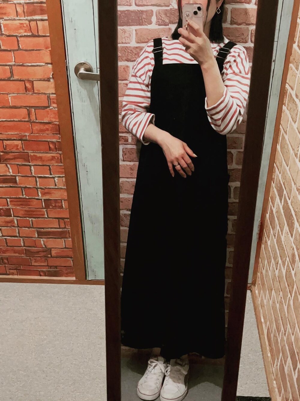 「プチプラ、プチプラコーデ、古着、古着コーデ、古着好きな人と繋がりたい、古着女子、シンプル、お洒落さんとつながりたい、低身長、低身長コーデ、低身長女子、いいね、save、フォローお願いします🤑、フォローミー、フォローお願いします、フォロー返します」｜「no brandのアイテム（ジャンパースカート、ブラック系）」を使った、HITOMI61さん（レディース・157cm）の春コーディネートの1枚目の写真