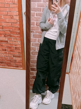 「フォロー、イイネ、お気に入り登録お願いします♡」｜「アイテム（スニーカー）」を使った、HITOMI61さん（レディース・157cm）の春コーディネート