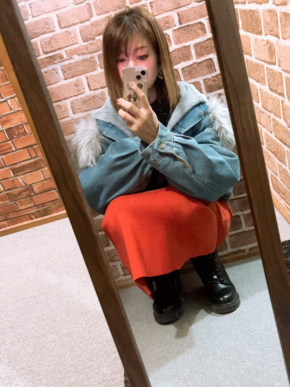 ブラック系のブーツを着用したレディースの春コーディネートの1枚目の写真