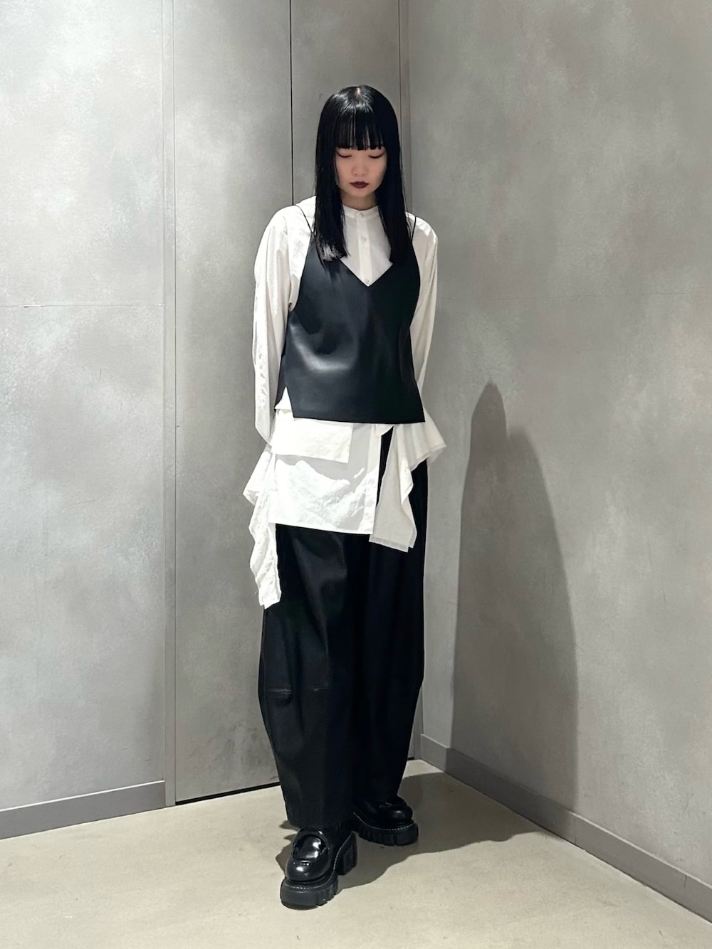 ブラック系のその他パンツ、ホワイト系のシャツ/ブラウス、ブラック系のキャミソールを着用したレディースの秋コーディネートの1枚目の写真