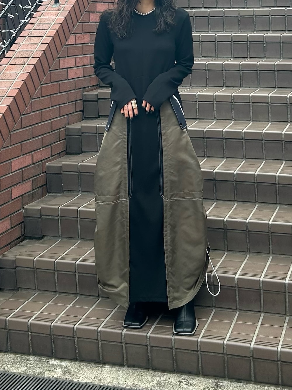 その他のワンピース、ブラック系のブーツを着用したレディースの秋コーディネートの1枚目の写真