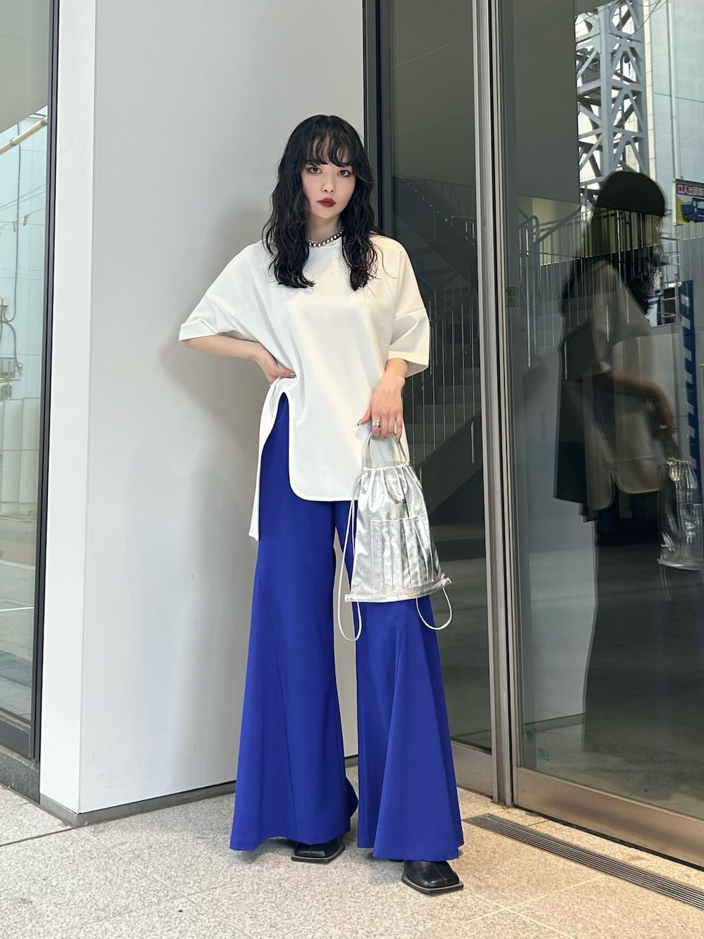 ホワイト系のTシャツ/カットソー、ブラック系のパンプス、ブルー系のその他パンツを着用したレディースの冬コーディネートの1枚目の写真