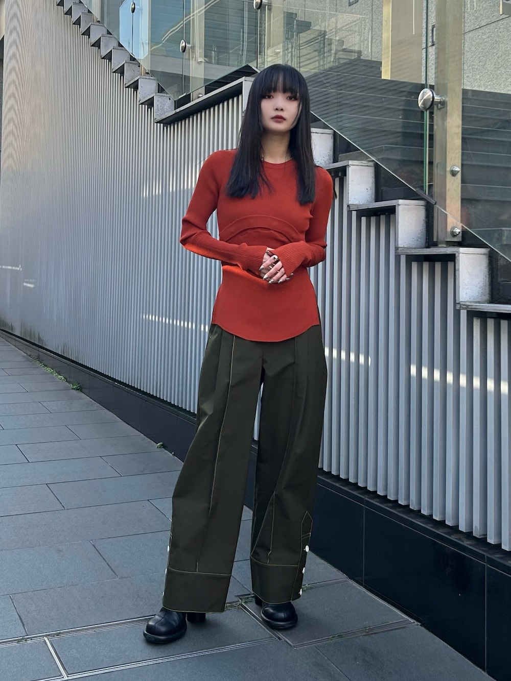 ブラウン系のニット/セーター、グリーン系のその他パンツ、ブラック系のブーツを着用したレディースの冬コーディネートの1枚目の写真