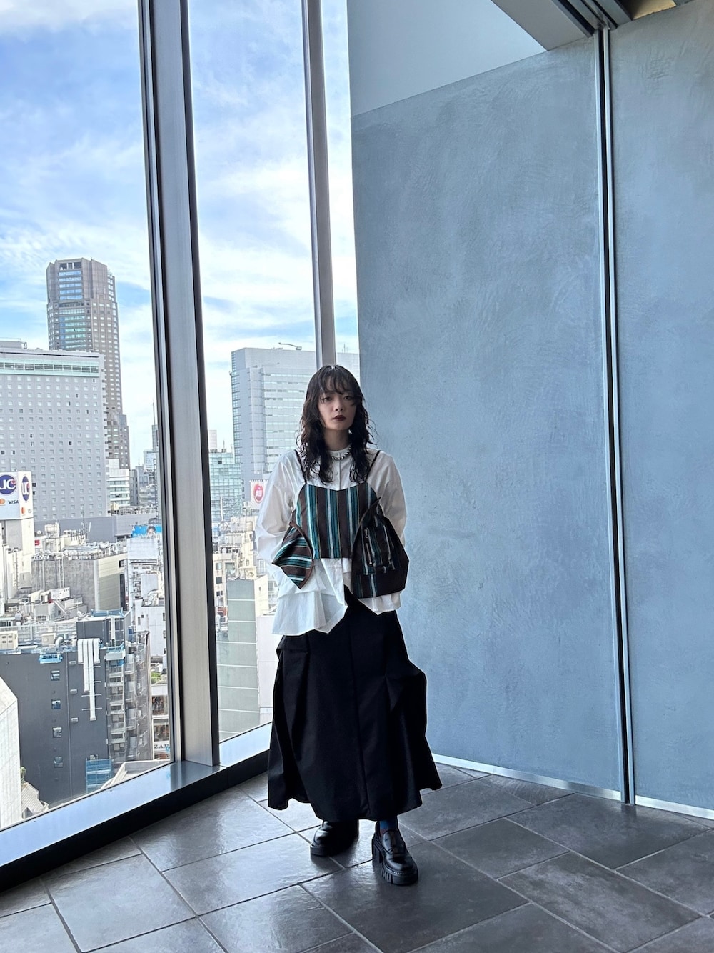 ホワイト系のシャツ/ブラウス、ブラウン系のキャミソール、ブラック系のスカートを着用したレディースの夏コーディネートの1枚目の写真