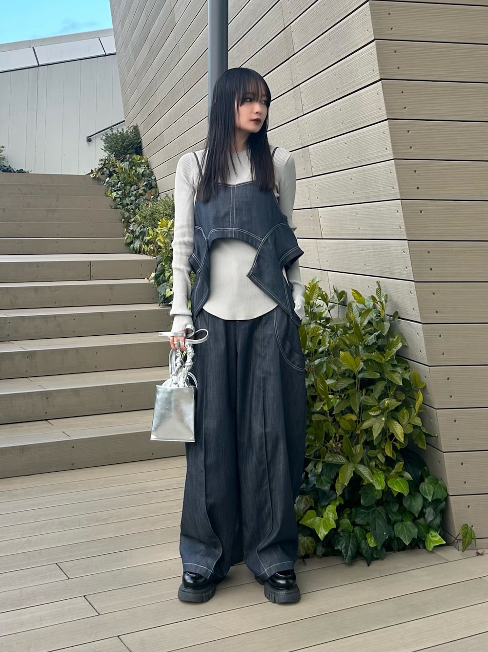 ブルー系のキャミソール、ブルー系のその他パンツ、シルバー系のショルダーバッグを着用したレディースの冬コーディネートの1枚目の写真