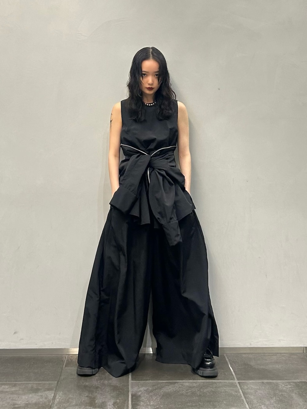 ブラック系のシャツ/ブラウス、ブラック系のその他パンツを着用したレディースの春コーディネートの1枚目の写真