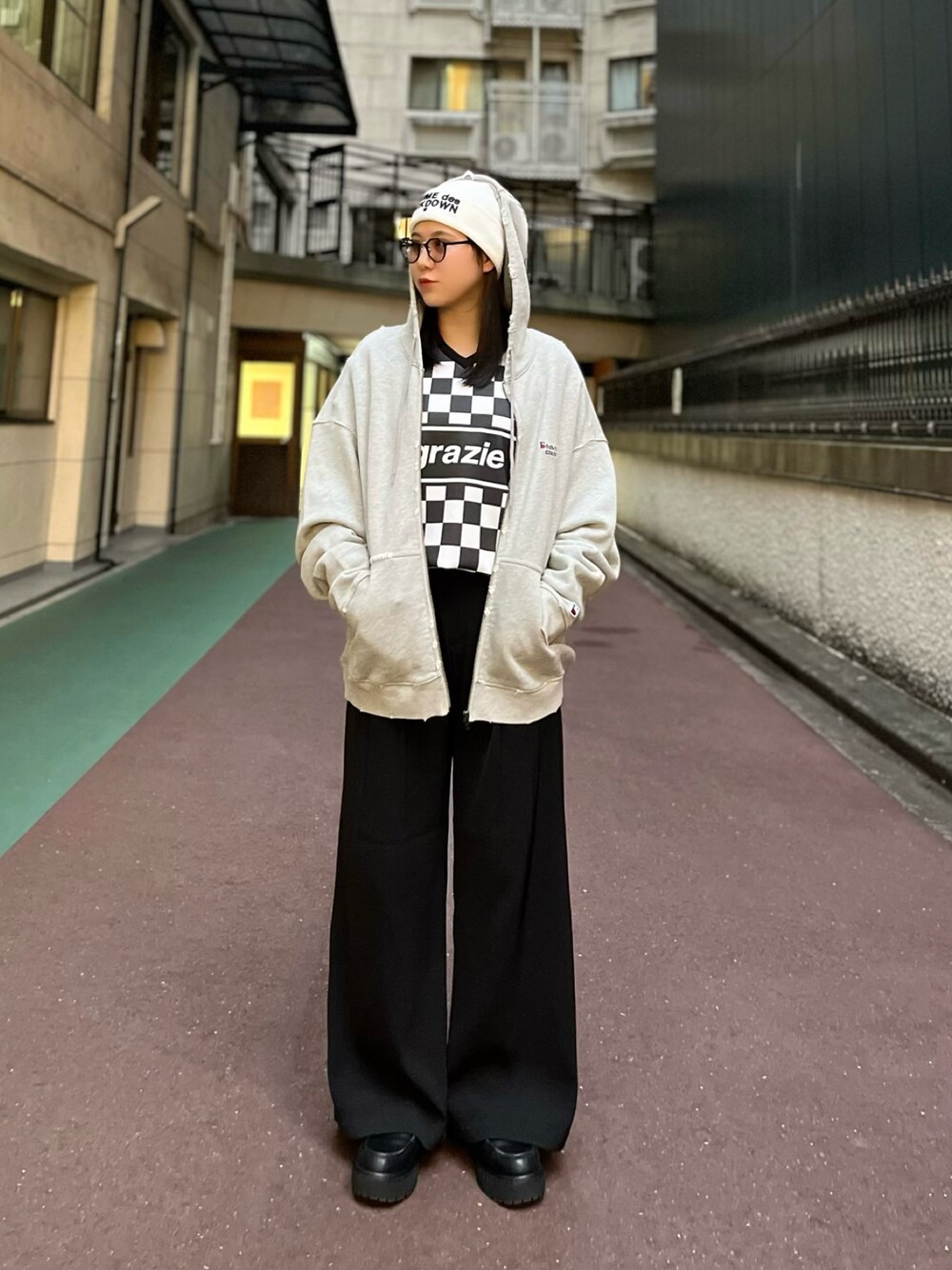 「重ね着、ニット帽、モノトーン、オーバーサイズ、パンツスタイル、シンプルコーデ、カジュアルコーデ、ストリートコーデ、パーカーコーデ、ビーニー帽」｜「DANKE SCHONのDankeSchon/ダンケシェーン/チェッカーロングスリーブTシャツ（Tシャツ/カットソー、ブラック系）」を使った、ひきちさん（レディース・166cm）の冬コーディネートの1枚目の写真