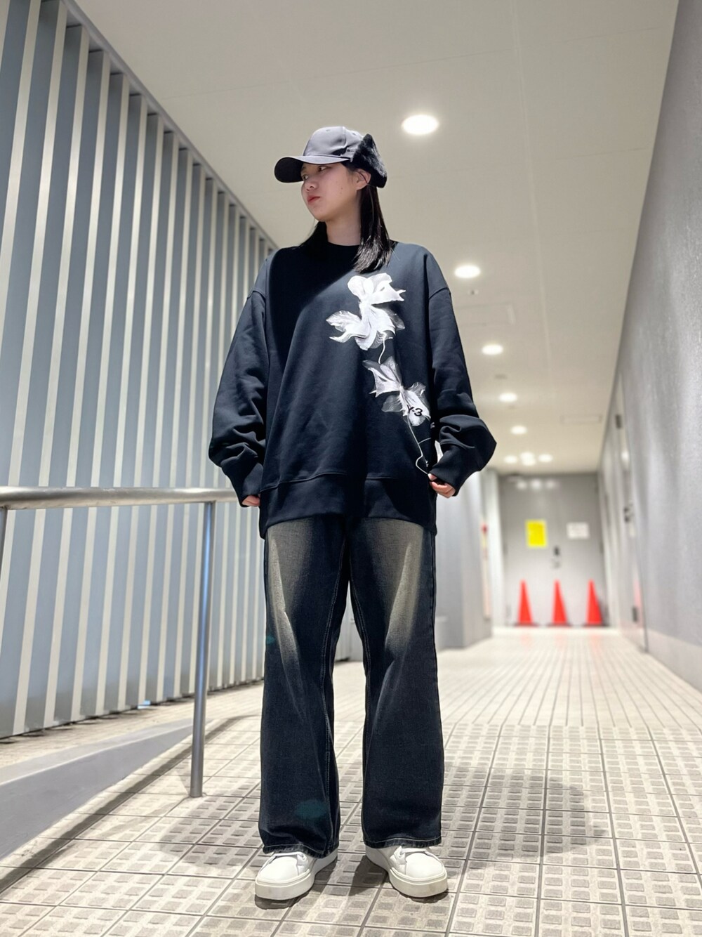 「ワントーンコーデ、キャップ、オーバーサイズ、スニーカーコーデ、パンツスタイル、Y-3、ストリートコーデ、スウェットコーデ、whiteland」｜「WHITELANDのWHITELAND/ホワイトランド/THREE LAYERS CAPＰ（キャップ、ブラック系）」を使った、ひきちさん（レディース・166cm）の冬コーディネートの1枚目の写真
