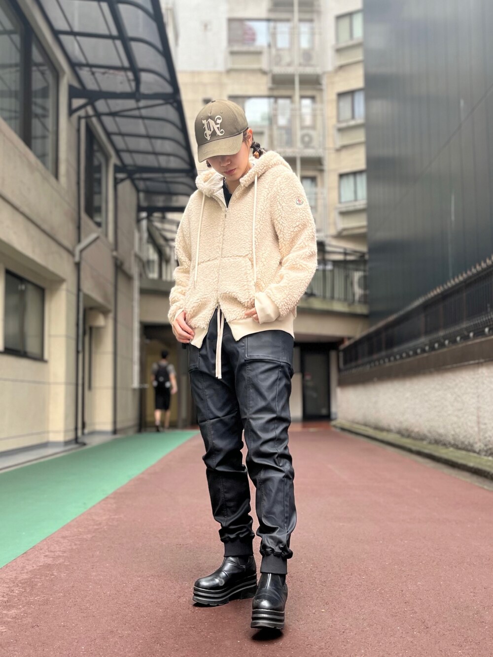 「アウター、LHP、冬コーデ、フリースパーカー、MONCLER、カジュアルコーデ、おでかけコーデ、秋コーデ、DankeSchon、palmangels」｜「Palm Angelsのアイテム（キャップ、ベージュ系）」を使った、ひきちさん（レディース・166cm）の秋コーディネートの1枚目の写真