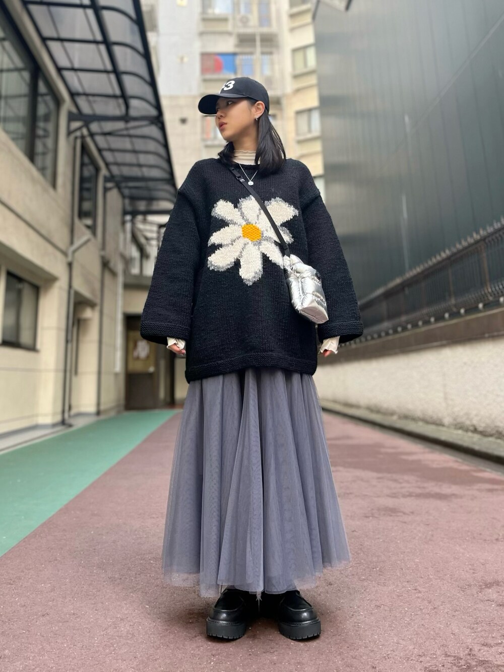 「ブーツ、冬コーデ、休日スタイル、大人コーデ、秋冬、秋コーデ、ニットコーデ、重ね着コーデ、オトナ女子、ファッションを楽しもう」｜「niche.のmacmahon knitting mills/マクマホンニッティングミルズ/Roll Neck Knit-Flower（ニット/セーター、ブラック系）」を使った、ひきちさん（レディース・166cm）の秋コーディネートの1枚目の写真
