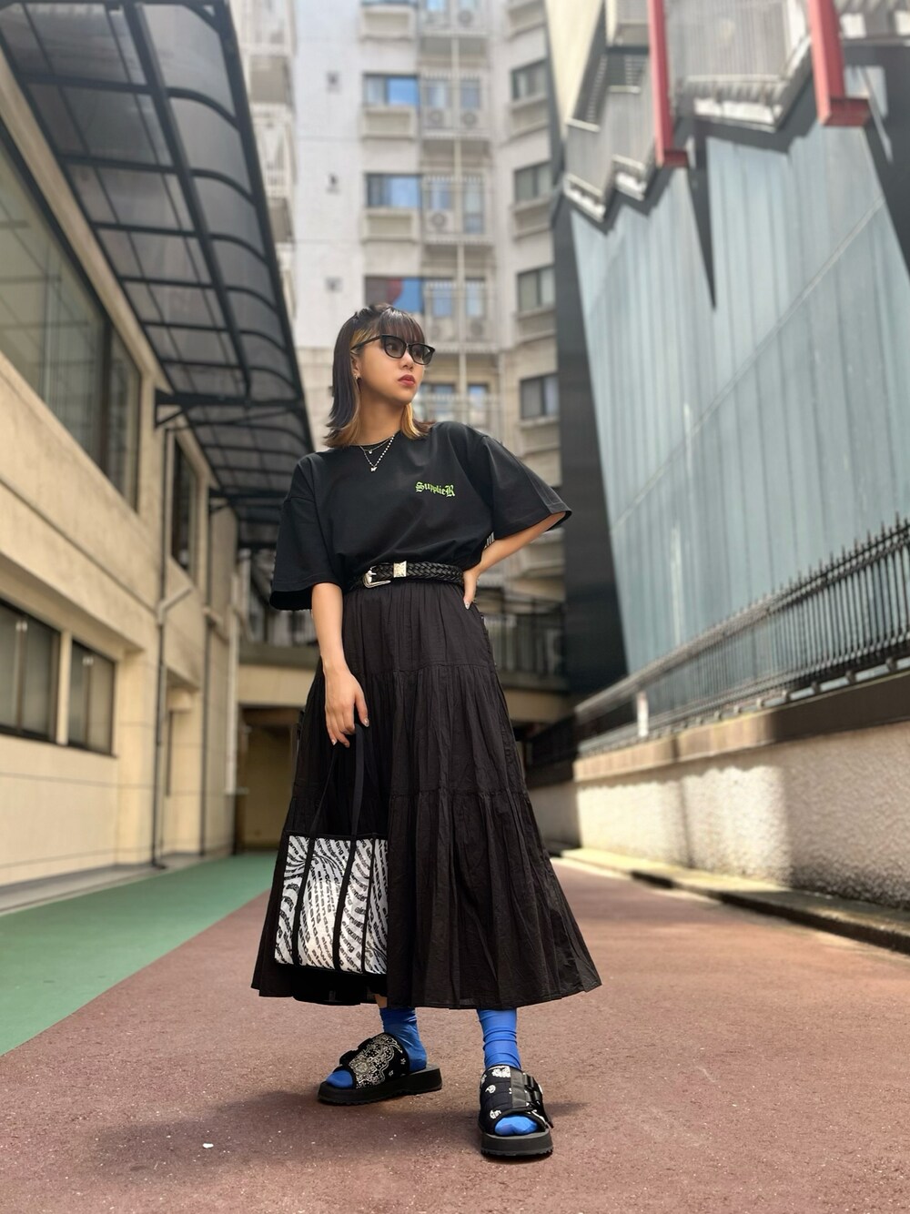 「休日スタイル、おでかけコーデ、シンプルスタイル、ラフ、ブラックコーデ、甘辛ミックス、夏コーデ、秋コーデ、ワントーン、オーバーサイズ、LHP、Alexanderwang、supplier、A.D.S.R.」｜「SUPPLIERのSUPPLIER/サプライヤー/別注CROSS TEE YELLOW（Tシャツ/カットソー、ブラック系）」を使った、ひきちさん（レディース・166cm）の夏コーディネートの1枚目の写真