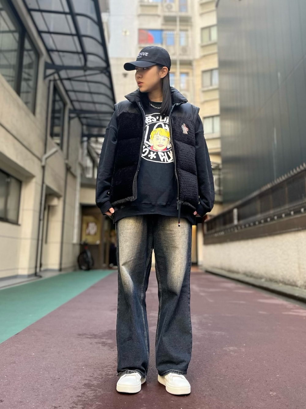 「アウトドアスタイル、冬コーデ、スニーカーコーデ、MONCLER、パンツコーデ、秋冬コーデ、ダウンベストスタイル、重ね着コーデ、2wayアウター、ファッションを楽しもう」｜「DANKE SCHONのA4A×DankeSchon/エーフォーエー×ダンケシェーン/ARCHIVE CODURA CAP/ロゴキャップ（キャップ、ブラック系）」を使った、ひきちさん（レディース・166cm）の秋コーディネートの1枚目の写真