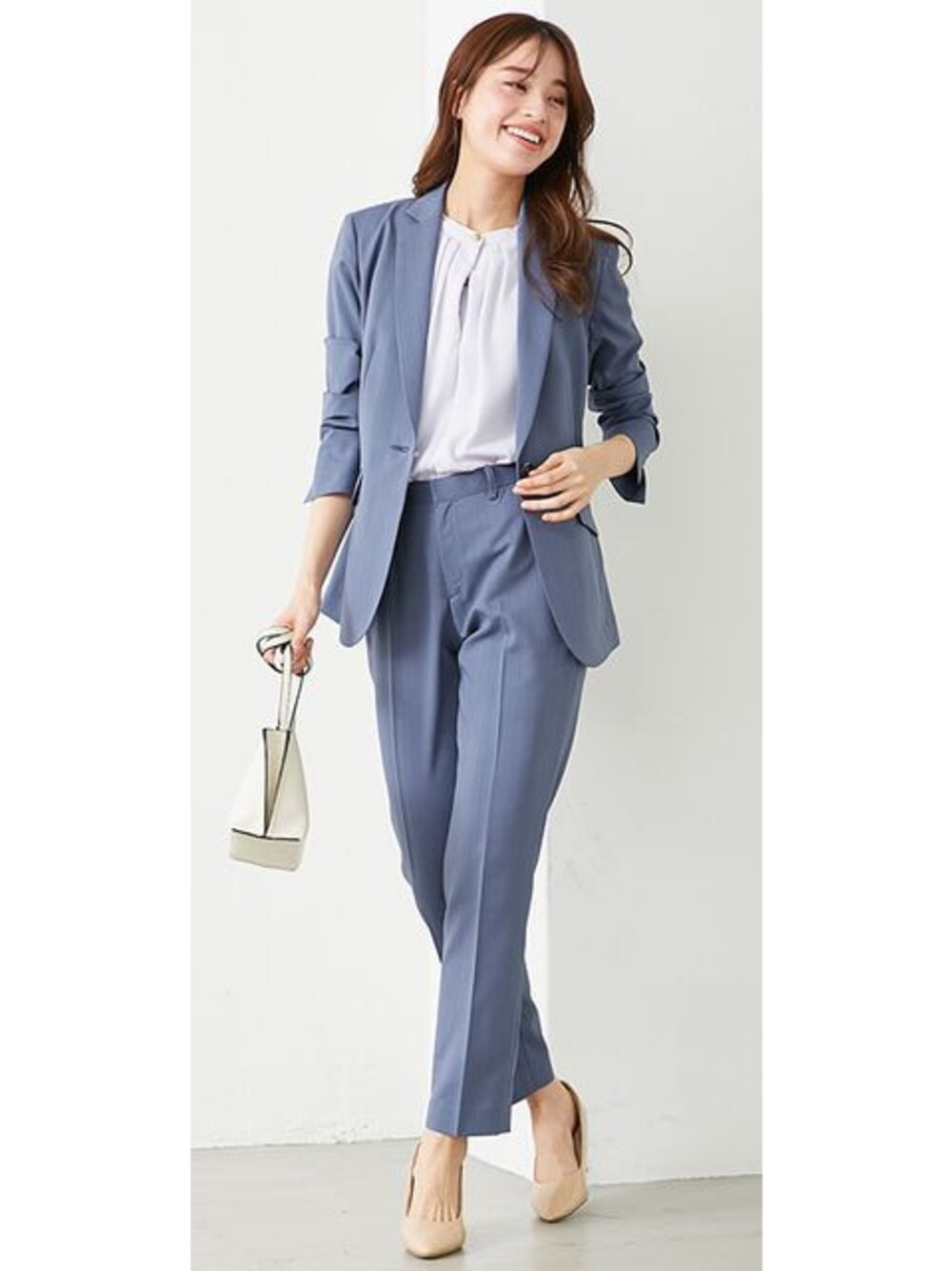 グレー系のシャツ/ブラウス、ブルー系のスーツセットを着用したレディースの春コーディネートの1枚目の写真