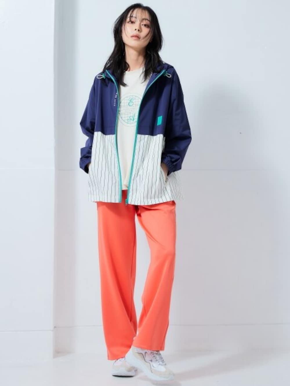 ブルー系のジャケット/アウター、オレンジ系のパンツ、ホワイト系のTシャツ/カットソーを着用したレディースの春コーディネートの1枚目の写真