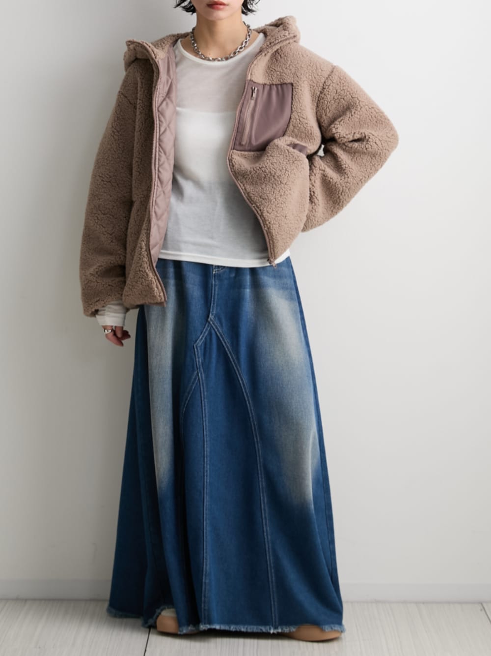 ホワイト系のTシャツ/カットソー、ブラウン系のカバーオール、ブルー系のデニムスカートを着用したレディースの秋コーディネートの1枚目の写真