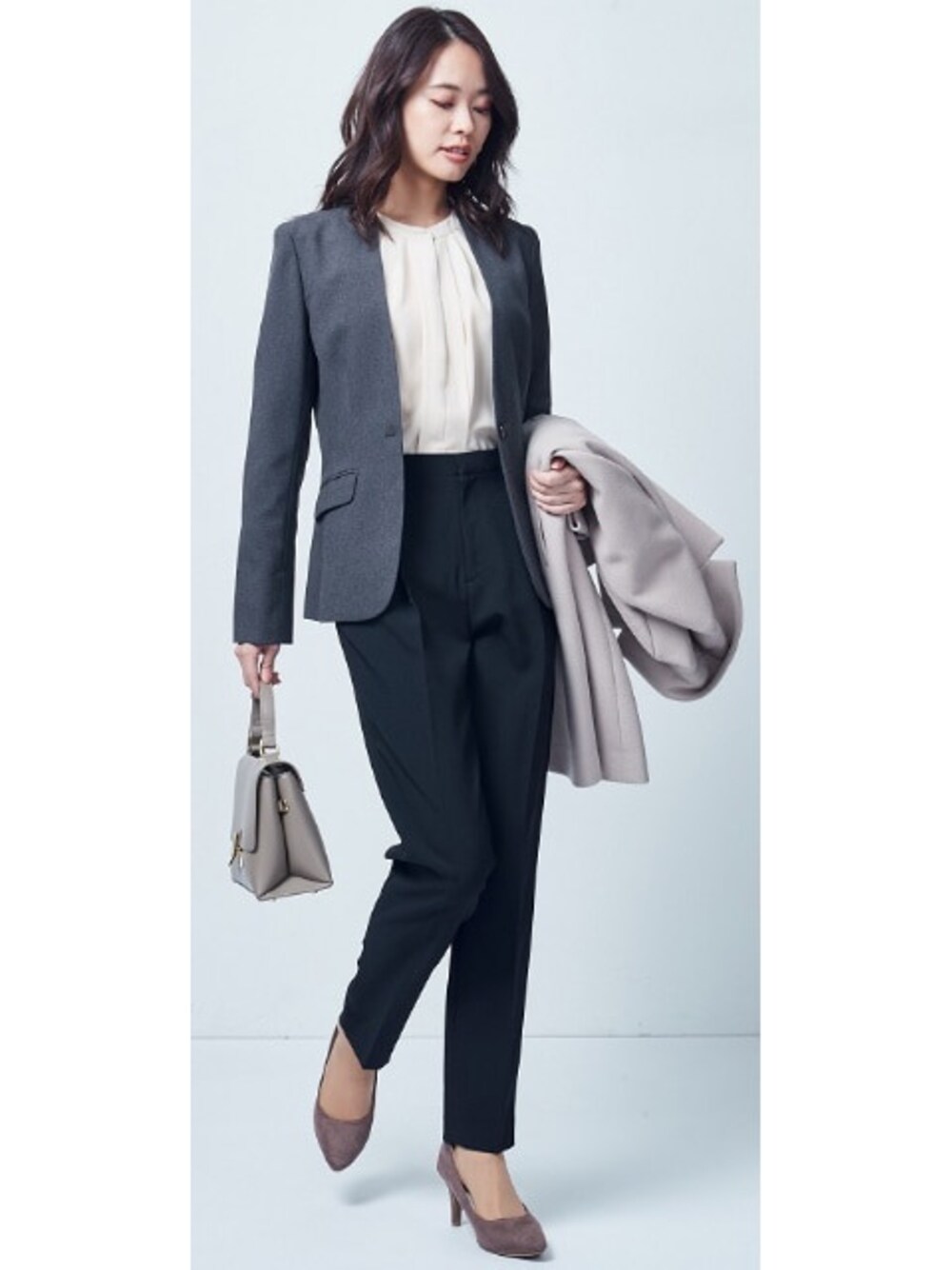 ブラック系のスーツセット、ホワイト系のシャツ/ブラウスを着用したレディースの冬コーディネートの1枚目の写真