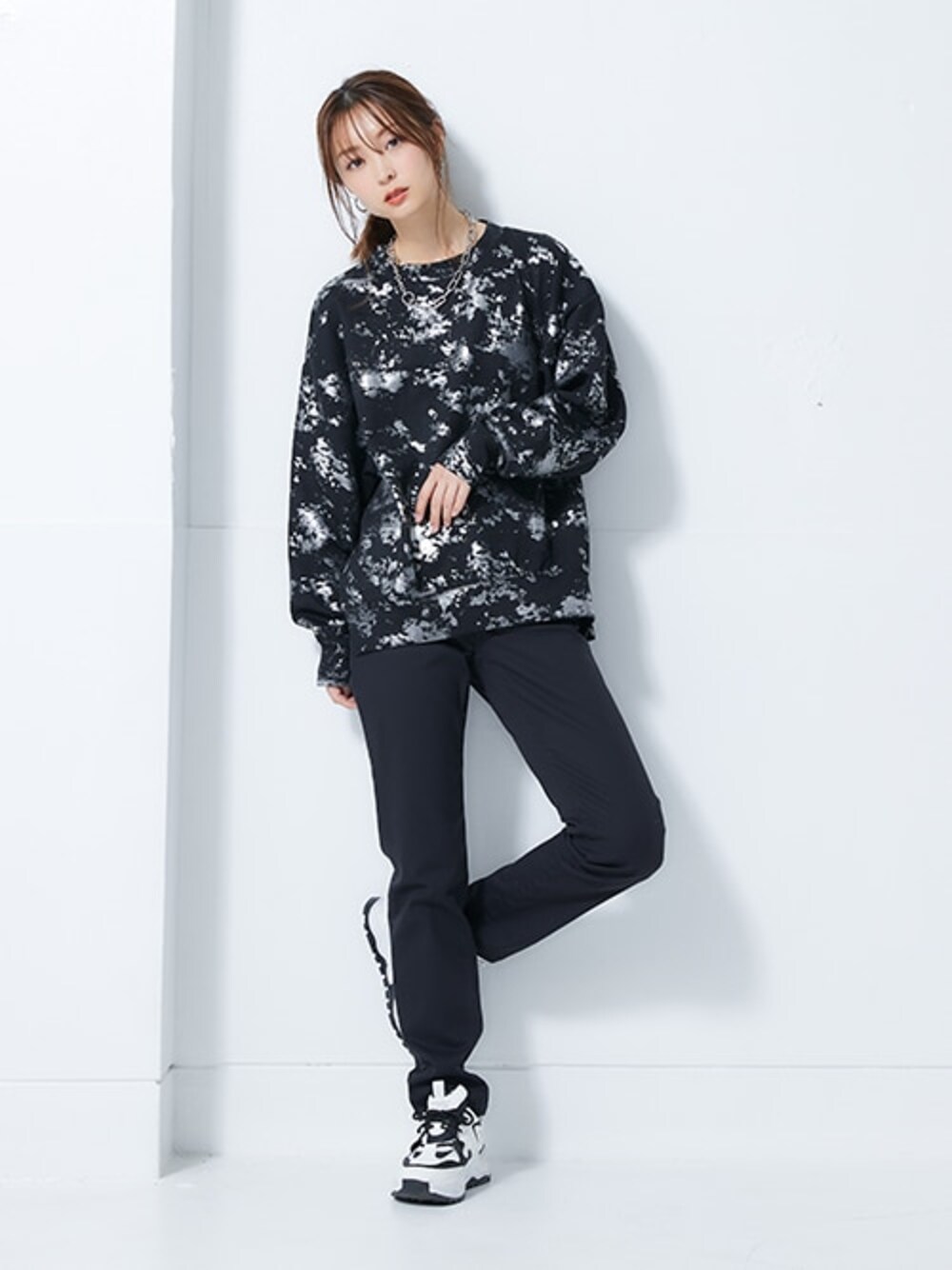 「カジュアル、モデル、ワントーン、体型カバー、レギュラー、レディースファッション、体型Iタイプ、autumncood」｜「nissenのゆるフィットスキニーパンツ（選べる２レングス）（パンツ、ブラック系）」を使った、nissen Ladies Modelsさん（レディース・162cm）の夏コーディネートの1枚目の写真