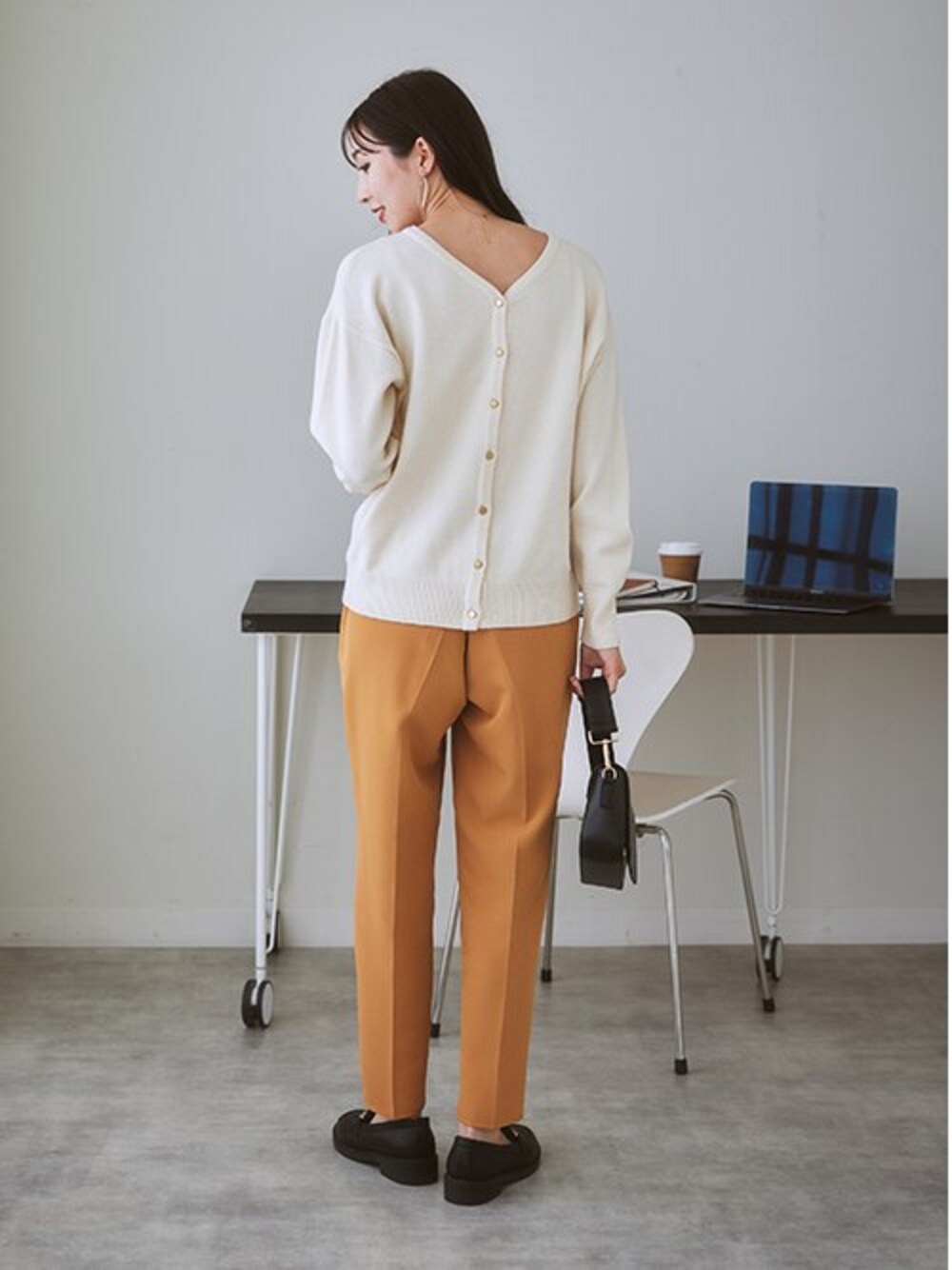 「レディースファッション、モデル、レギュラー、通勤コーデ、冬コーデ、15度」｜「7days Life Stylingの【パチパチしにくい】前後２ＷＡＹニットカーディガン（しっとりなめらかムースタッチ）（カーディガン/ボレロ、ホワイト系）」を使った、nissen Ladies Modelsさん（レディース・164cm）の秋コーディネートの1枚目の写真