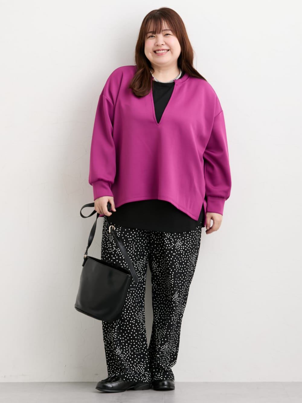 ピンク系のワンピース、パープル系のTシャツ/カットソー、ブラック系のその他パンツを着用したレディースの秋コーディネートの1枚目の写真