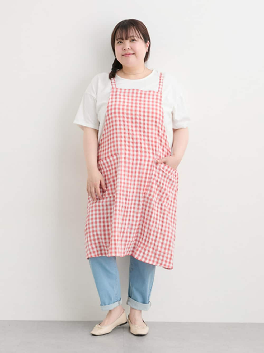 「大きいサイズレディースファッション、モデル、ぽっちゃり、夏コーデ、カジュアル、150cm台コーデ、25初夏イベントコーデ_ぽっちゃり」｜「nissenの2点セット（カギ針編風キャミソール＋Tシャツ）（キャミソール、ブラック系）」を使った、nissen Ladies Modelsさん（レディース・158cm）の春コーディネートの1枚目の写真