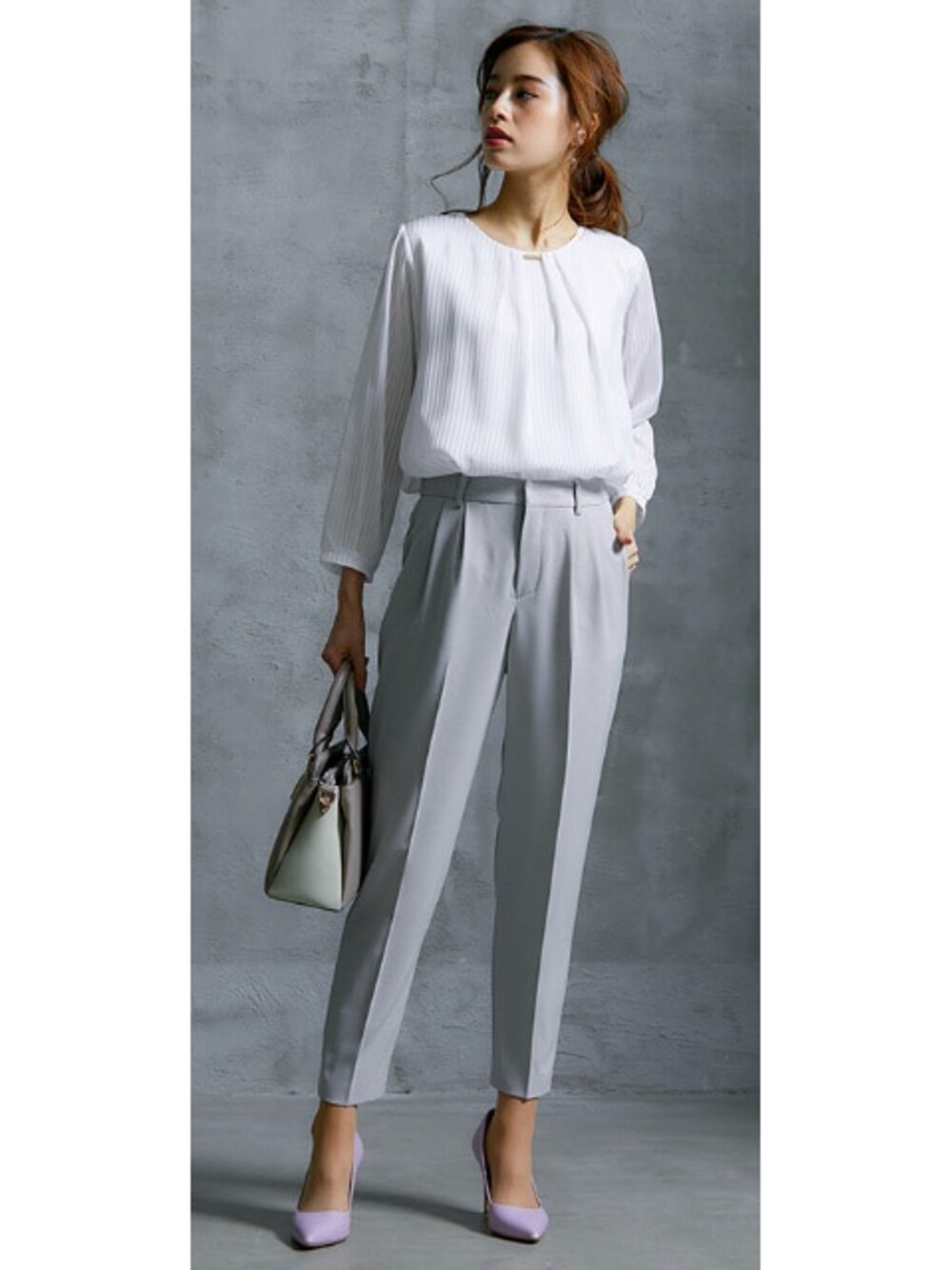 ホワイト系のシャツ/ブラウス、グレー系のフォーマルスーツ/小物を着用したレディースの春コーディネートの1枚目の写真