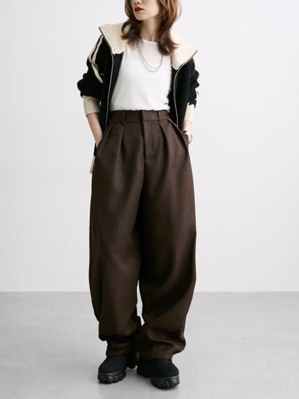 「モード、Soiunique、春コーデ、レギュラー、モデル、レディースファッション」｜「nissenのスラブシアートップス（Tシャツ/カットソー、ホワイト系）」を使った、nissen Ladies Modelsさん（レディース・154cm）の冬コーディネートの1枚目の写真