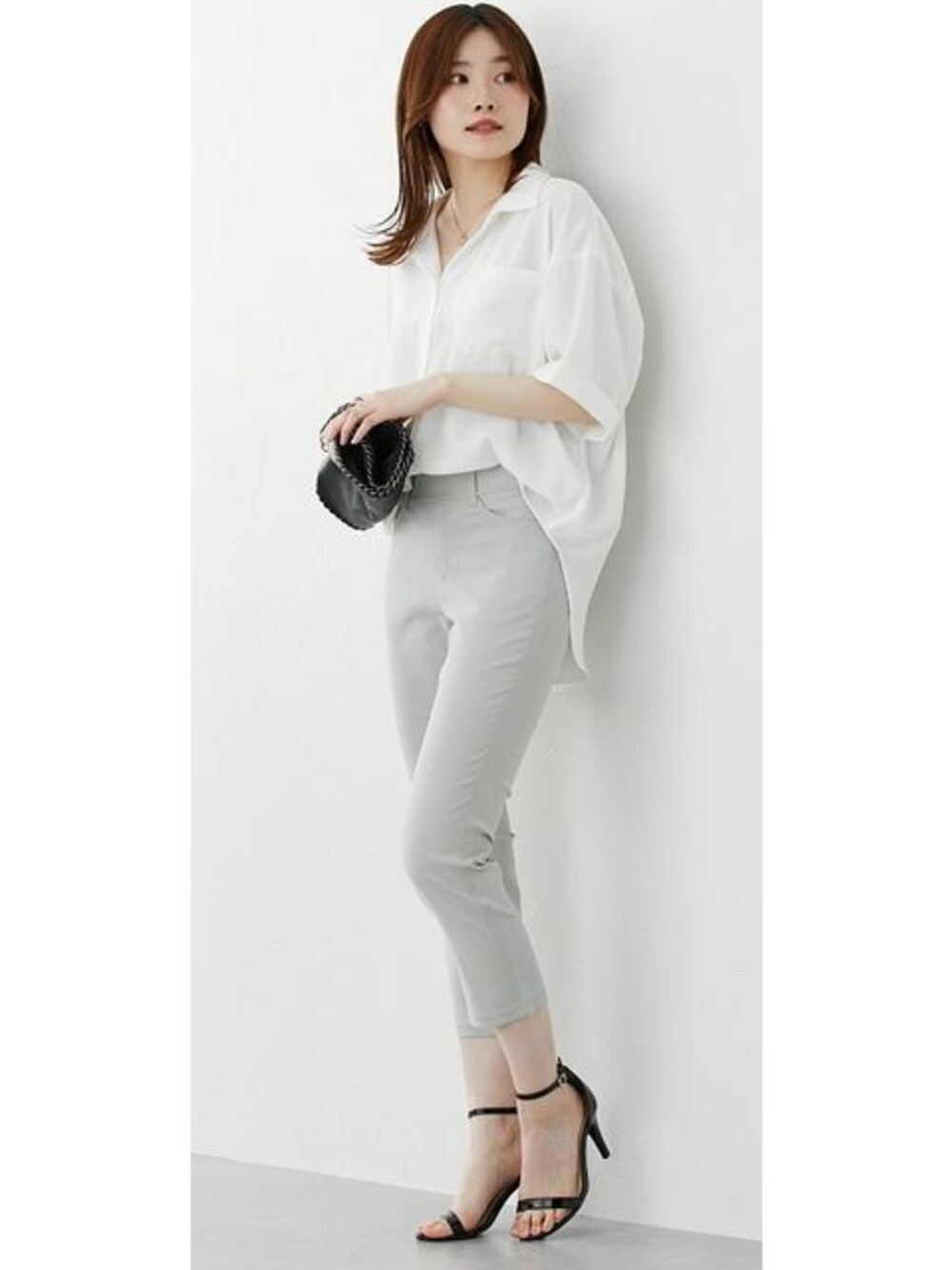 グレー系のその他パンツ、ホワイト系のシャツ/ブラウスを着用したレディースの春コーディネートの1枚目の写真