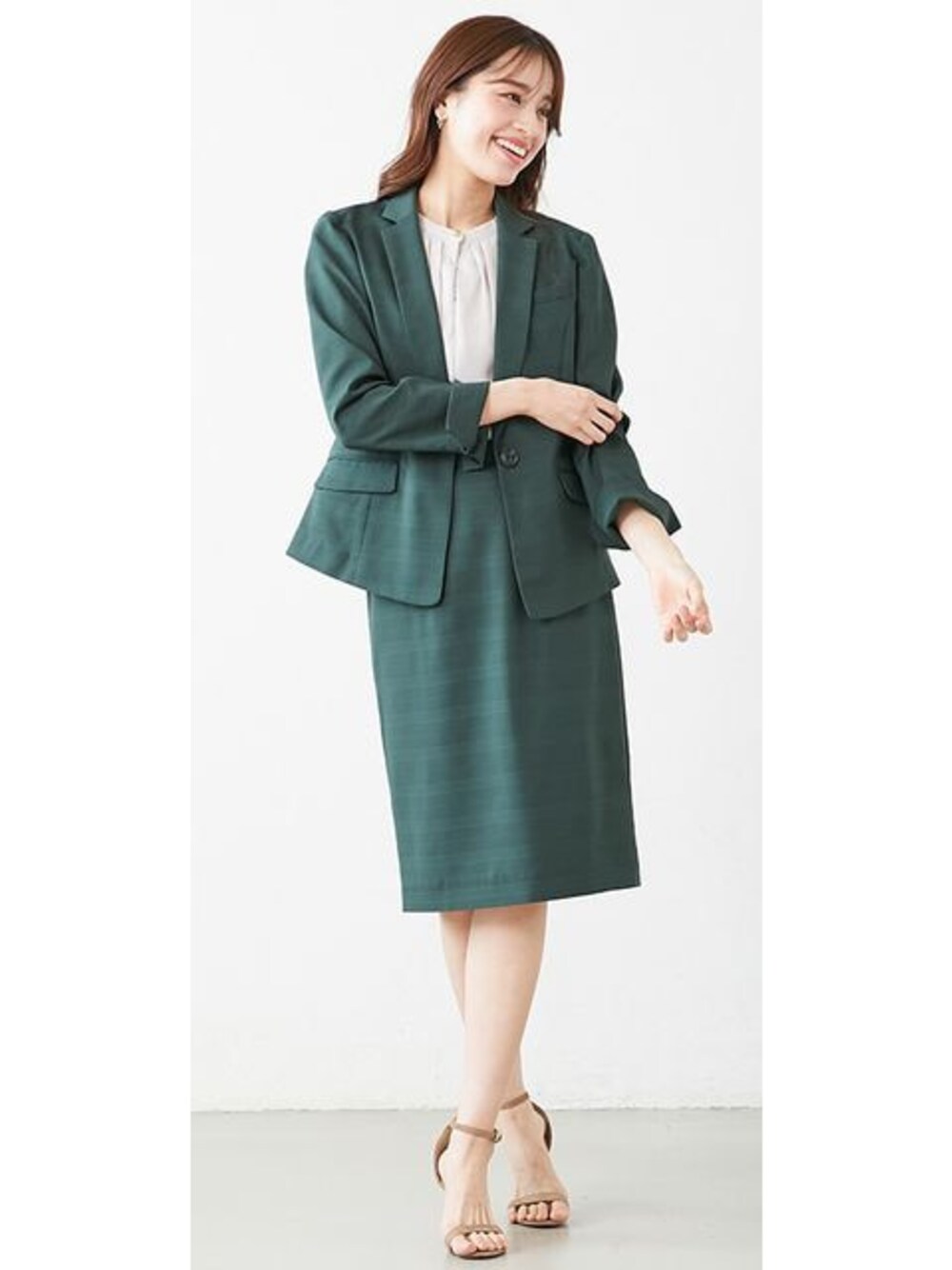 グレー系のシャツ/ブラウス、グレー系のスーツセットを着用したレディースの春コーディネートの1枚目の写真