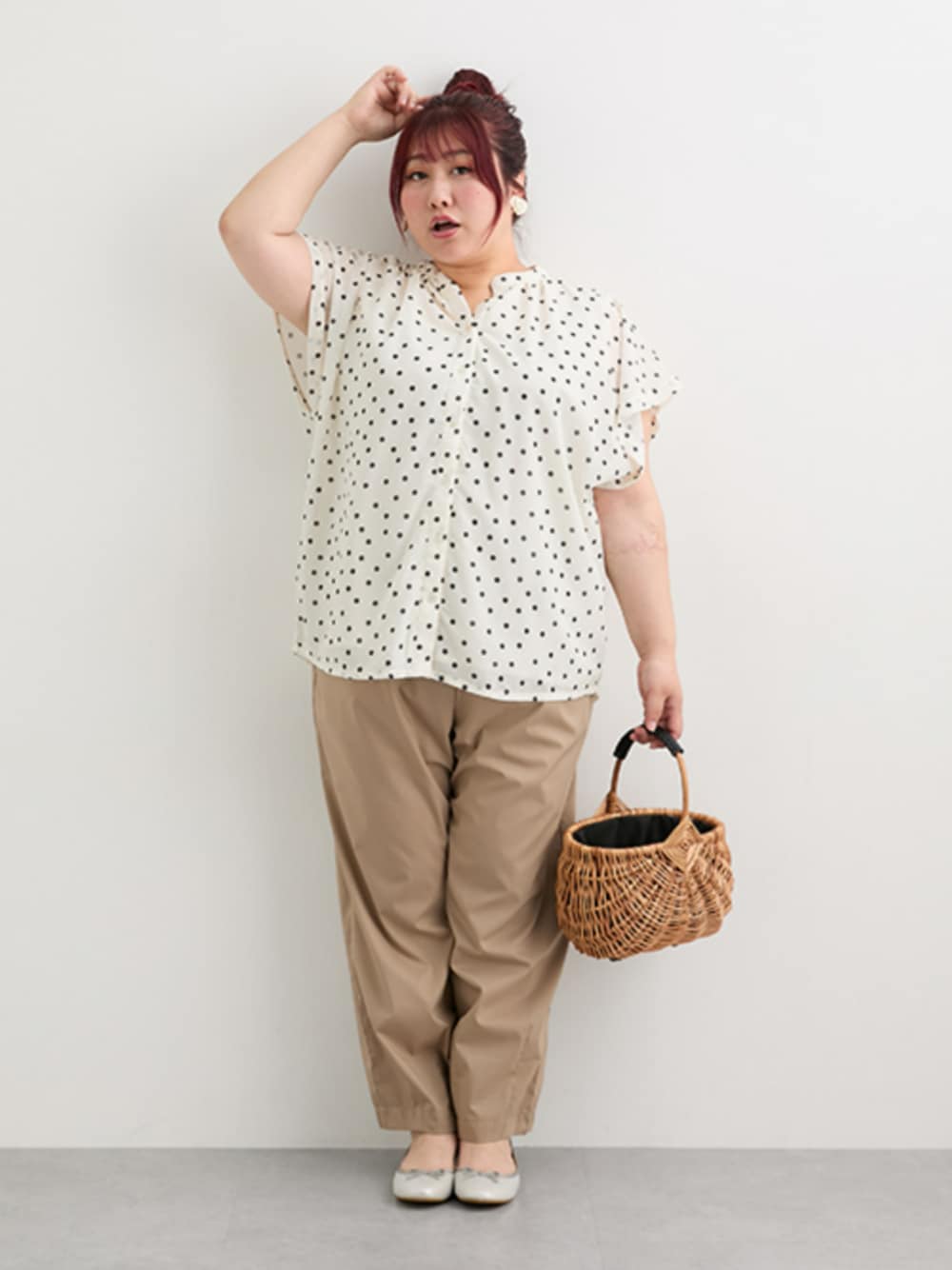 「大きいサイズレディースファッション、モデル、ぽっちゃり、夏コーデ、pattok、150cm台コーデ、25夏イベントコーデ_ぽっちゃり」｜「SMILE LANDの＜大きいサイズ＞ スキッパーデザイン裏地付ブラウス（シャツ/ブラウス、ホワイト系）」を使った、nissen Ladies Modelsさん（レディース・155cm）の夏コーディネートの1枚目の写真