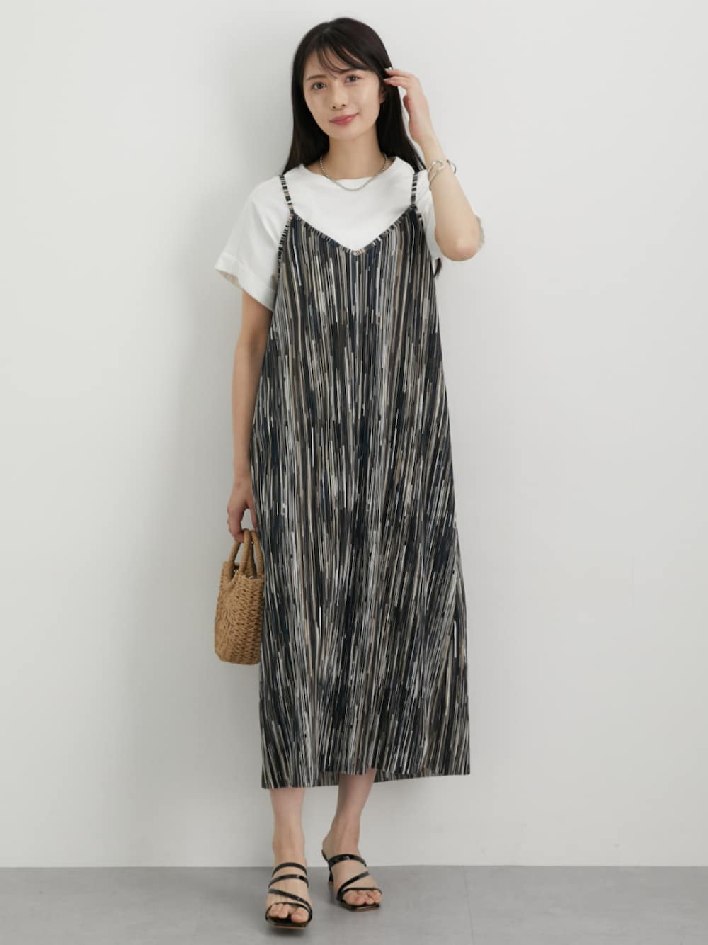 ホワイト系のTシャツ/カットソー、ブルー系のワンピースを着用したレディースの春コーディネートの1枚目の写真