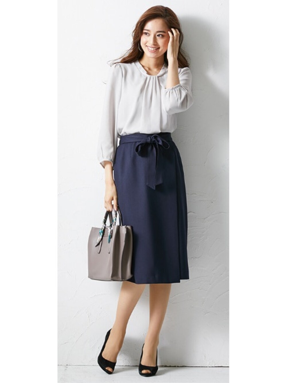 グレー系のシャツ/ブラウス、ブルー系のスーツセットを着用したレディースの春コーディネートの1枚目の写真